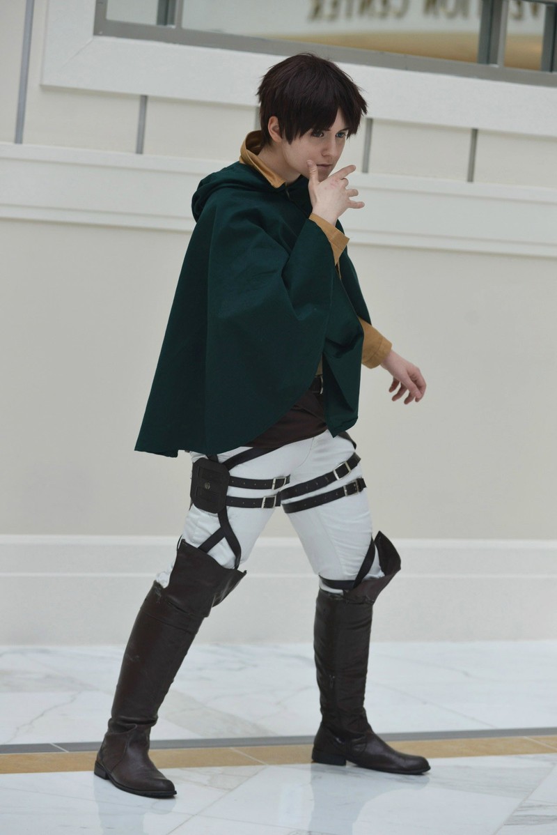 一位美国妹子cos进击的巨人男性角色也是帅了一脸啊，颜值一点都不输那个西班牙帅哥！不过第三张的腿毁了我全部好感。