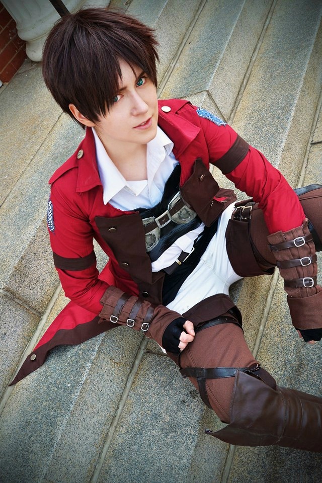 一位美国妹子cos进击的巨人男性角色也是帅了一脸啊，颜值一点都不输那个西班牙帅哥！不过第三张的腿毁了我全部好感。