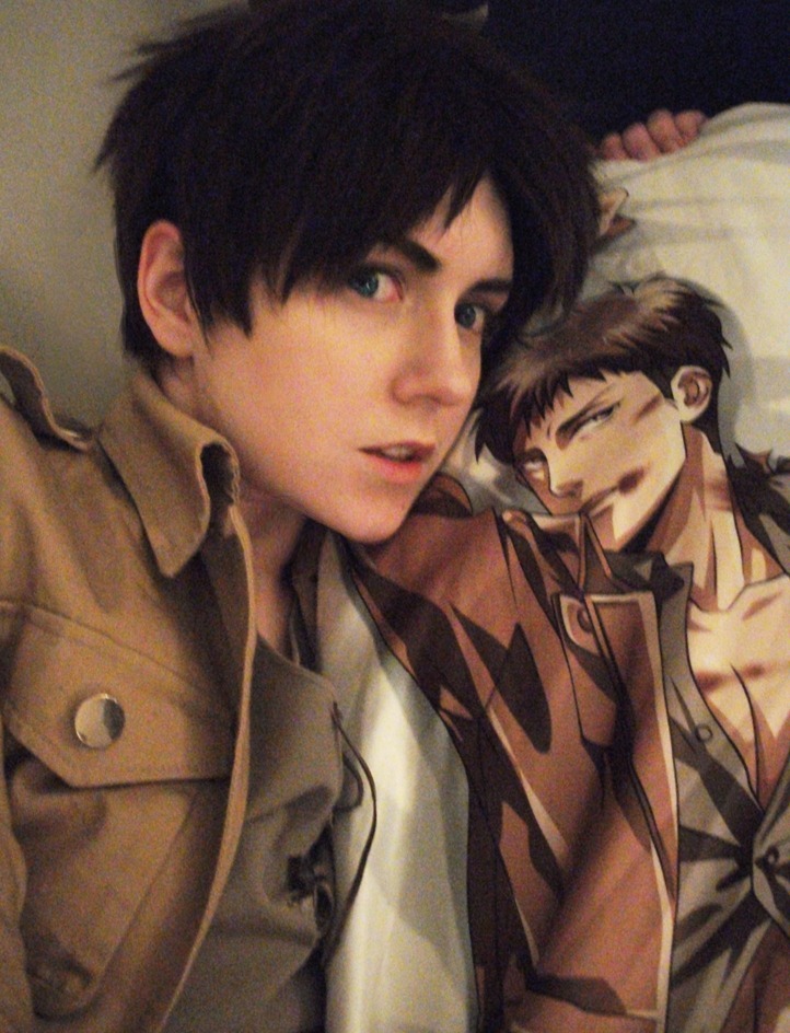 一位美国妹子cos进击的巨人男性角色也是帅了一脸啊，颜值一点都不输那个西班牙帅哥！不过第三张的腿毁了我全部好感。