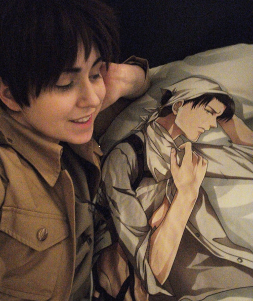 一位美国妹子cos进击的巨人男性角色也是帅了一脸啊，颜值一点都不输那个西班牙帅哥！不过第三张的腿毁了我全部好感。