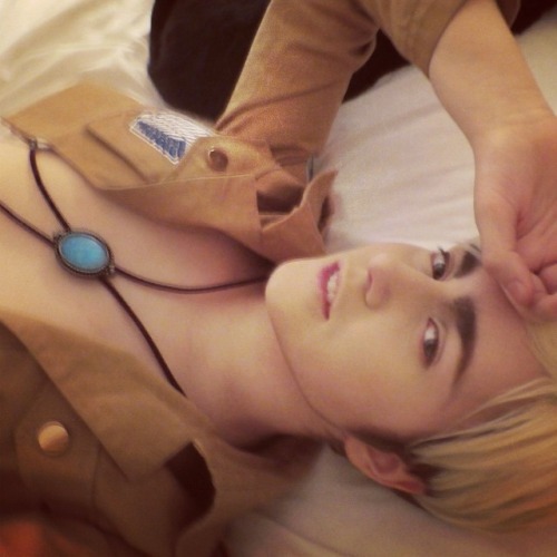 一位美国妹子cos进击的巨人男性角色也是帅了一脸啊，颜值一点都不输那个西班牙帅哥！不过第三张的腿毁了我全部好感。