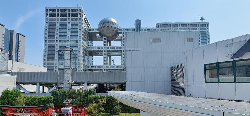 东京食尸鬼动画第一季的11、12集，和第二季的第1集所涉及到的场景，基本上都是在富士电视台附近的，壁虎的拷问间有可能就是在富士电视台里面进行的。还有第二季第1集的那个桥，就是日本的彩虹大桥。