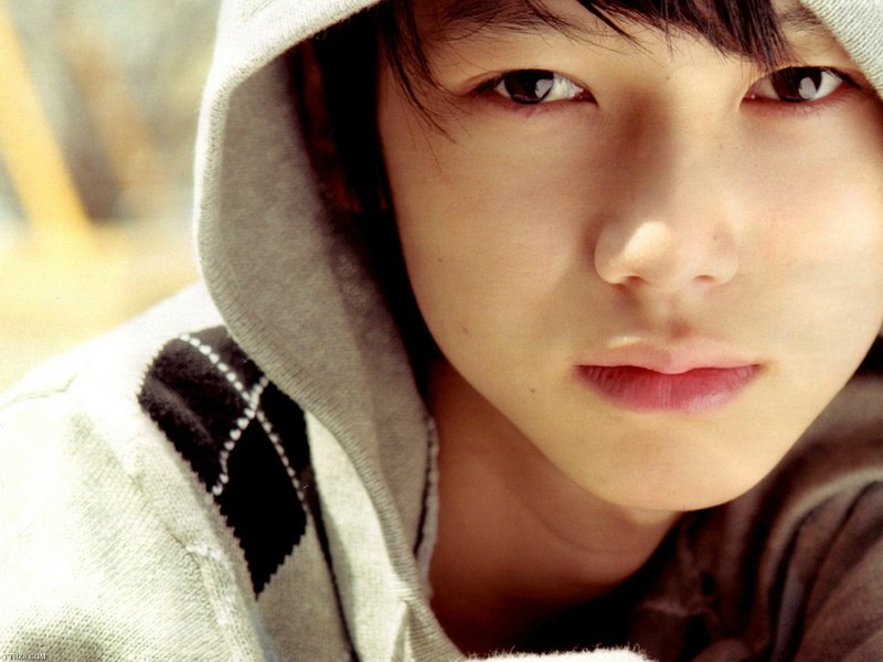 #东京食尸鬼# 东京喰种搜查官招募网站又更新了一名搜查官的资料，是根据搞笑组合NON STYLE里面的井上裕介为原型创造的角色。在CCG里面是一个三等搜查官，实际年龄是35岁。之前更新的一个是按照本乡奏多的原型创造的，多多实际年龄25岁，CCG一等搜查官。二次元也看颜，突然找不到我的容身之处了。