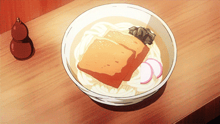 #东京食尸鬼# 春节过年你在家吃饭的样子。图1：家人一起吃饭；图2：一个人在家吃饭。