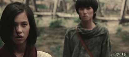 【进击的巨人 】真人版大电影高能画面公开！！ 前篇将于8月1日上映，后篇9月19日上映！！水原希子的三笠怎么样，IMAX效果应该很惊人吧，有没有像抗日神剧！！m(_ _)m[嘻嘻]