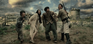 【进击的巨人 】真人版大电影高能画面公开！！ 前篇将于8月1日上映，后篇9月19日上映！！水原希子的三笠怎么样，IMAX效果应该很惊人吧，有没有像抗日神剧！！m(_ _)m[嘻嘻]