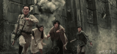 【进击的巨人 】真人版大电影高能画面公开！！ 前篇将于8月1日上映，后篇9月19日上映！！水原希子的三笠怎么样，IMAX效果应该很惊人吧，有没有像抗日神剧！！m(_ _)m[嘻嘻]