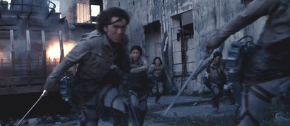 【进击的巨人 】真人版大电影高能画面公开！！ 前篇将于8月1日上映，后篇9月19日上映！！水原希子的三笠怎么样，IMAX效果应该很惊人吧，有没有像抗日神剧！！m(_ _)m[嘻嘻]