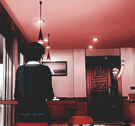 初春的阳光，透过玻璃窗，慵懒地洒在书上，明媚而不耀眼，一本书，两个人，一杯咖啡，故事开始的地方，同样也是故事结束的地方，注定无法安定的——安 定 区≧ε ≦