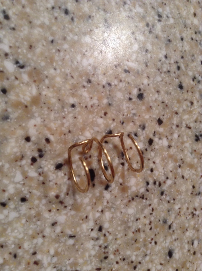 有才的网友手工自制的索隆耳坠，不过好像只有索隆才能hold住[思考]，看着好像很沉的样子