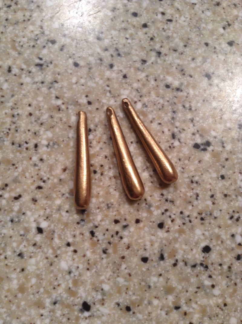 有才的网友手工自制的索隆耳坠，不过好像只有索隆才能hold住[思考]，看着好像很沉的样子