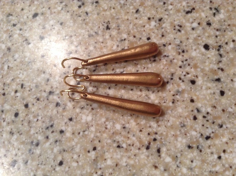 有才的网友手工自制的索隆耳坠，不过好像只有索隆才能hold住[思考]，看着好像很沉的样子