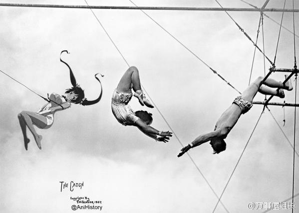 #二次元三次元#历史照片遭遇动漫人物，次元墙的开裂，毫无违和感，第四张千寻和无脸男与周围群众演员配合的简直是天衣无缝~m(_ _)m