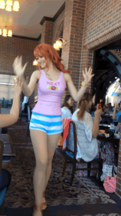 世界三个环球影城主题公园之一的日本环球影城(USJ)最近每年夏天都会举办的OP Summer现场[嘻嘻]，但是总感觉三次元化后哪里怪怪的[思考]