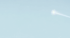 哈尔变黑发后虚弱的躺在床上，房间华丽凌乱的不真实，他在那样背景的映衬下罕见的苍白脆弱，他说“苏菲，别走”，一瞬间沦陷[花心]
小说里的哈尔和流星下契约并不是像动画那样为了追求更强大的魔法，而是，如果当时不和流星下契约，流星就会像普通火团一样，熄灭死掉
如果不美的话，活着还有什么意义