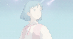 哈尔变黑发后虚弱的躺在床上，房间华丽凌乱的不真实，他在那样背景的映衬下罕见的苍白脆弱，他说“苏菲，别走”，一瞬间沦陷[花心]
小说里的哈尔和流星下契约并不是像动画那样为了追求更强大的魔法，而是，如果当时不和流星下契约，流星就会像普通火团一样，熄灭死掉
如果不美的话，活着还有什么意义