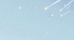 哈尔变黑发后虚弱的躺在床上，房间华丽凌乱的不真实，他在那样背景的映衬下罕见的苍白脆弱，他说“苏菲，别走”，一瞬间沦陷[花心]
小说里的哈尔和流星下契约并不是像动画那样为了追求更强大的魔法，而是，如果当时不和流星下契约，流星就会像普通火团一样，熄灭死掉
如果不美的话，活着还有什么意义