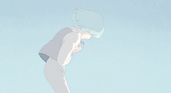 哈尔变黑发后虚弱的躺在床上，房间华丽凌乱的不真实，他在那样背景的映衬下罕见的苍白脆弱，他说“苏菲，别走”，一瞬间沦陷[花心]
小说里的哈尔和流星下契约并不是像动画那样为了追求更强大的魔法，而是，如果当时不和流星下契约，流星就会像普通火团一样，熄灭死掉
如果不美的话，活着还有什么意义