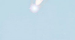 哈尔变黑发后虚弱的躺在床上，房间华丽凌乱的不真实，他在那样背景的映衬下罕见的苍白脆弱，他说“苏菲，别走”，一瞬间沦陷[花心]
小说里的哈尔和流星下契约并不是像动画那样为了追求更强大的魔法，而是，如果当时不和流星下契约，流星就会像普通火团一样，熄灭死掉
如果不美的话，活着还有什么意义