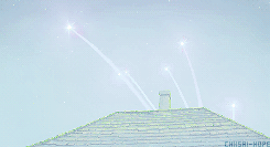 哈尔变黑发后虚弱的躺在床上，房间华丽凌乱的不真实，他在那样背景的映衬下罕见的苍白脆弱，他说“苏菲，别走”，一瞬间沦陷[花心]
小说里的哈尔和流星下契约并不是像动画那样为了追求更强大的魔法，而是，如果当时不和流星下契约，流星就会像普通火团一样，熄灭死掉
如果不美的话，活着还有什么意义