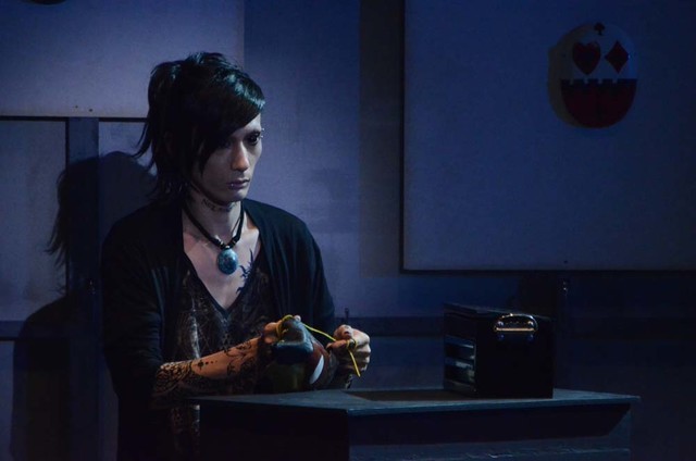 东京食尸鬼真人版舞台剧现场剧照，那个最像！[花心]