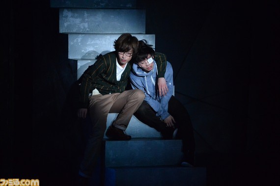 东京食尸鬼真人版舞台剧现场剧照，那个最像！[花心]