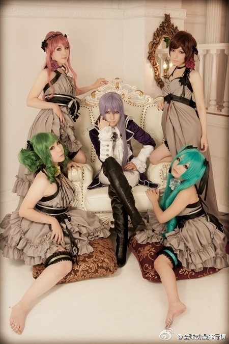 据说世界上大约有5万名女性，童年签了成为魔法少女的契约，在接到战斗命令之前不得不隐姓埋名讨生活，正常上学上班。她们单身，是为免儿女情长；她们极少外出，是担心暴露目标；她们假装喜爱动漫，实则是在大海捞针般搜索任务信息。实在憋不住了，她们会穿上COSPLAY服装，寻找短暂的真我。 