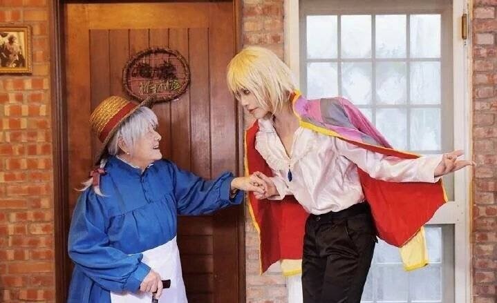 cosplay也并非年轻人的专利，91岁的老奶奶就和孙女一起玩了一把“ 哈尔的移动城堡”  ( by coser 日月妖)