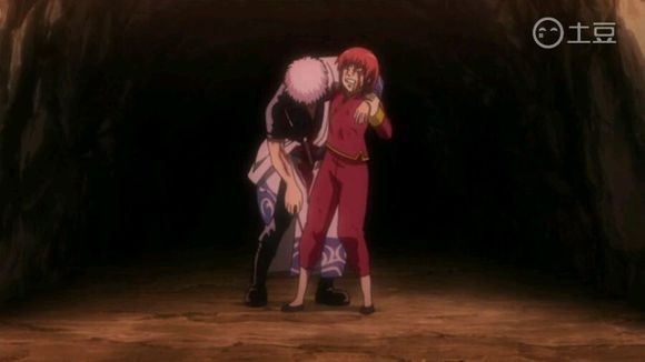 温柔的银时，倒下的时候把身子往神乐旁边倒，避免压着神乐!也算是暖男了