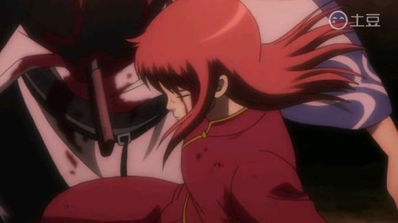 温柔的银时，倒下的时候把身子往神乐旁边倒，避免压着神乐!也算是暖男了