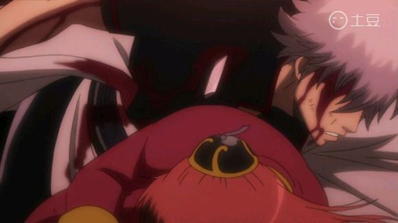 温柔的银时，倒下的时候把身子往神乐旁边倒，避免压着神乐!也算是暖男了