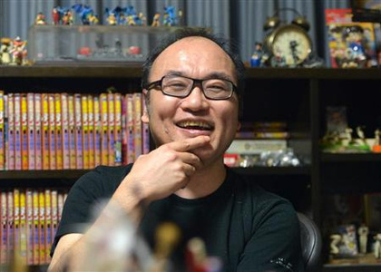 《名侦探柯南》的原作者青山刚昌在接受采访时称，如果在自己死后才揭开黑衣人组织BOSS的真实身份应该会比较有趣[吃惊]，为了让读者有生之年看不到结局，73也真是拼了。那些说自己要跟作者耗下去，比比谁先死的读者们，你们感受一下[哈哈]