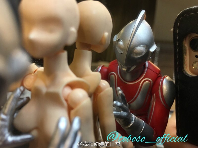 黑执事#教学#篇
漫画作者分享特别的作画技巧
奥特曼袭胸变成塞巴斯给夏尔佩戴勋章？？？
可以，这很塞巴斯[哈哈]