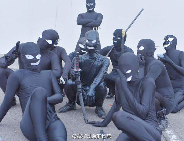 日本新潟县举办了一场地区型同人展，然后名侦探柯南里的小黑人出尽了风头。
这次不止一位，而是九位小黑人 + 伏特加[笑cry]