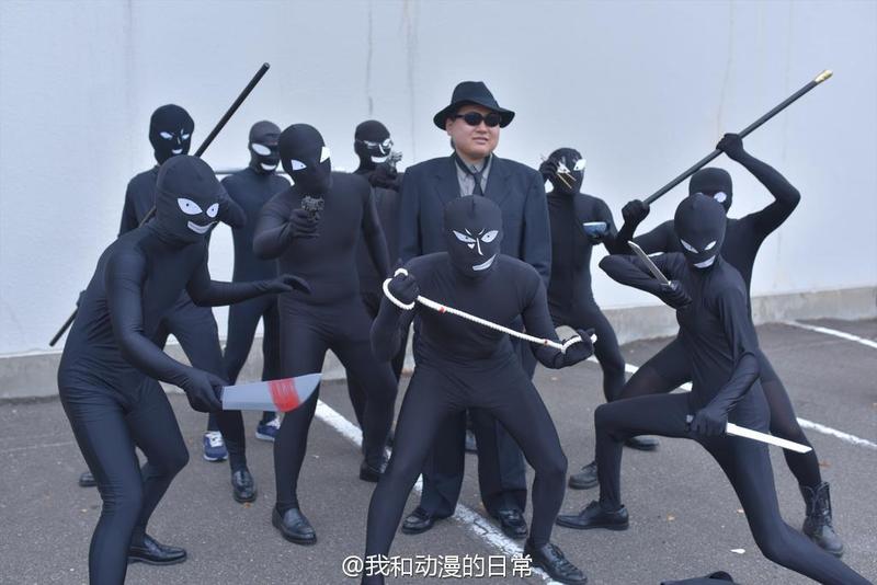 日本新潟县举办了一场地区型同人展，然后名侦探柯南里的小黑人出尽了风头。
这次不止一位，而是九位小黑人 + 伏特加[笑cry]