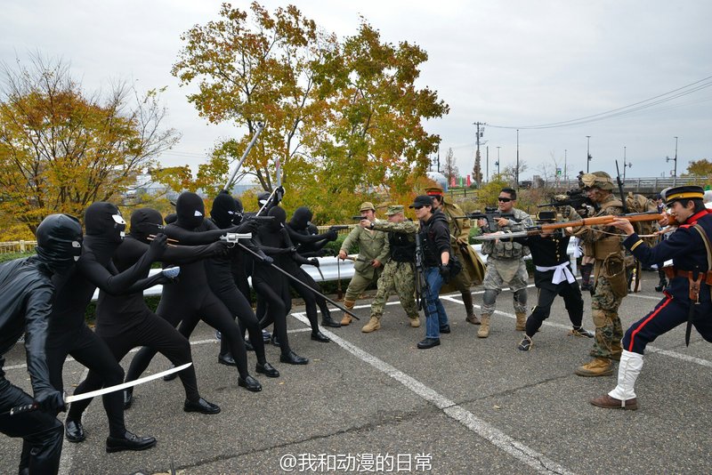 日本新潟县举办了一场地区型同人展，然后名侦探柯南里的小黑人出尽了风头。
这次不止一位，而是九位小黑人 + 伏特加[笑cry]