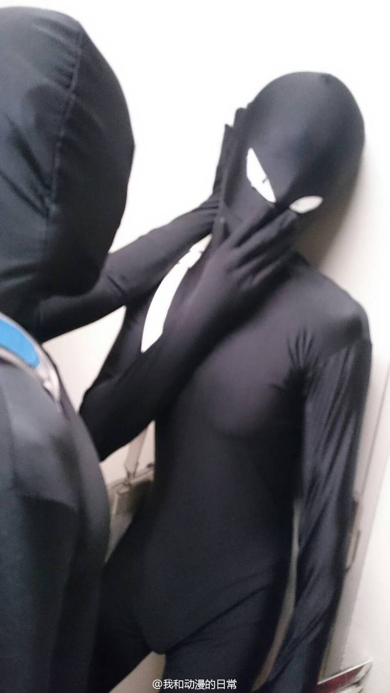 日本新潟县举办了一场地区型同人展，然后名侦探柯南里的小黑人出尽了风头。
这次不止一位，而是九位小黑人 + 伏特加[笑cry]