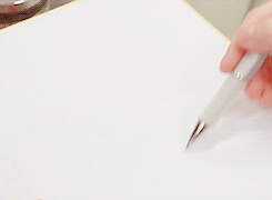 这是创造了鸣人、画出了火影这部漫画的岸本老师的手。这也是一双四十多岁的大叔的手[嘻嘻]