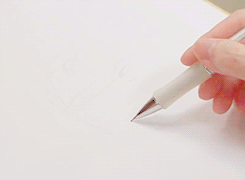 这是创造了鸣人、画出了火影这部漫画的岸本老师的手。这也是一双四十多岁的大叔的手[嘻嘻]