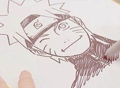 这是创造了鸣人、画出了火影这部漫画的岸本老师的手。这也是一双四十多岁的大叔的手[嘻嘻]